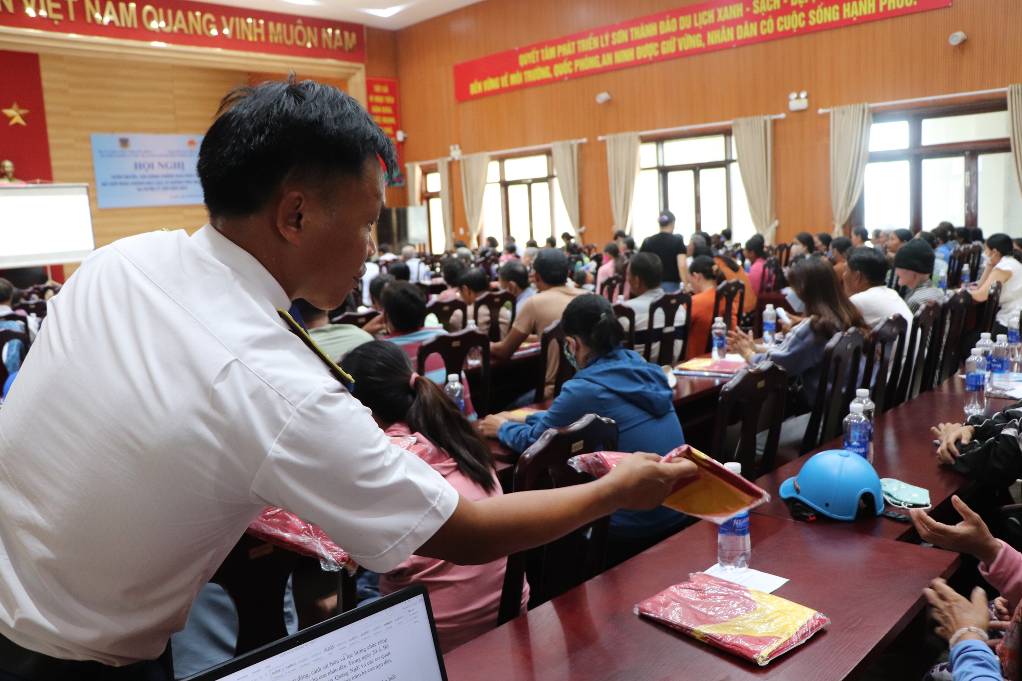 1.000 l&aacute; cờ Tổ quốc, 270 suất qu&agrave; đến với b&agrave; con huyện đảo L&yacute; Sơn - Ảnh 2.