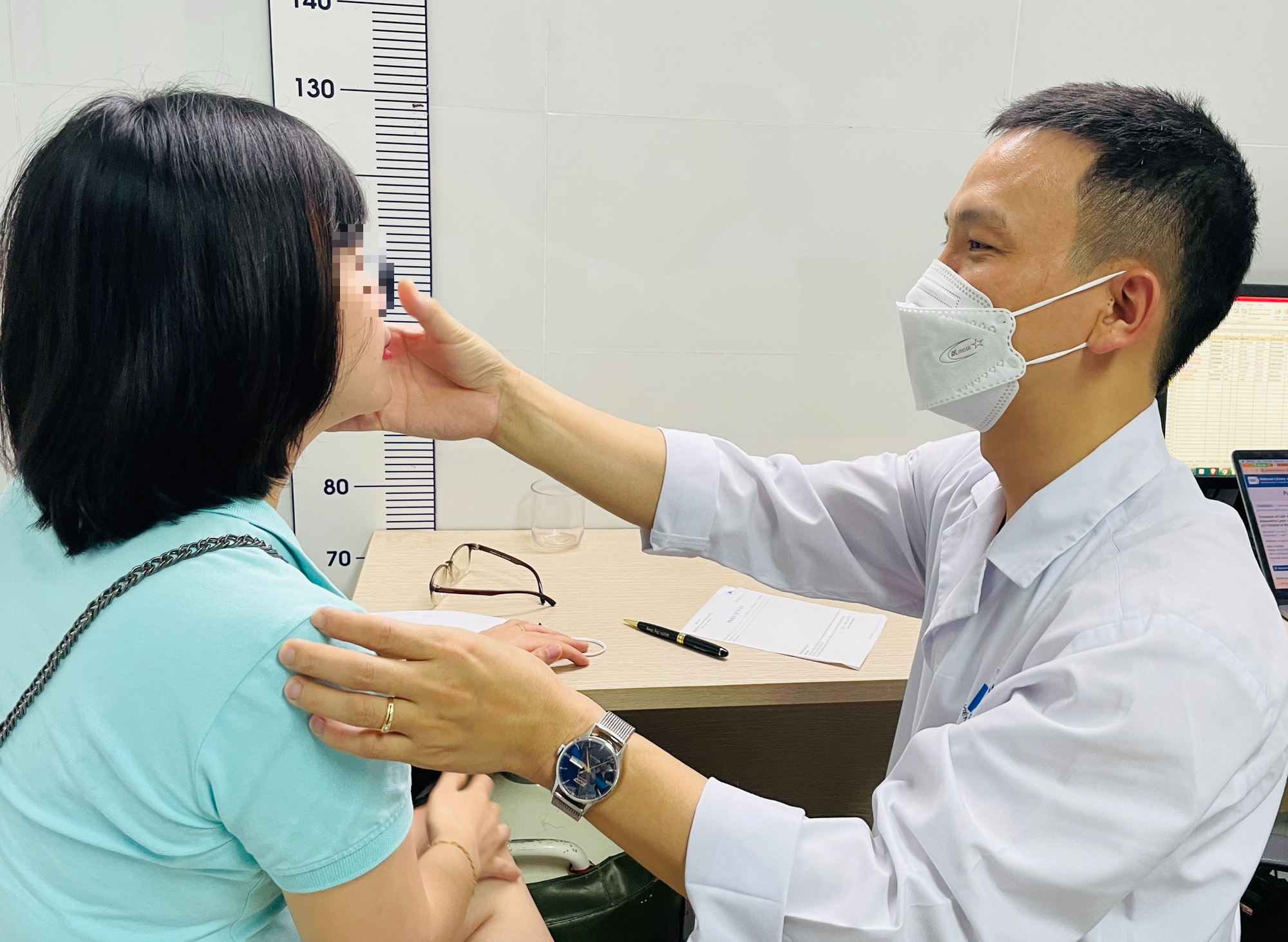 Thực hiện thủ thuật tạo mắt bồ câu, cô gái trẻ mang tật