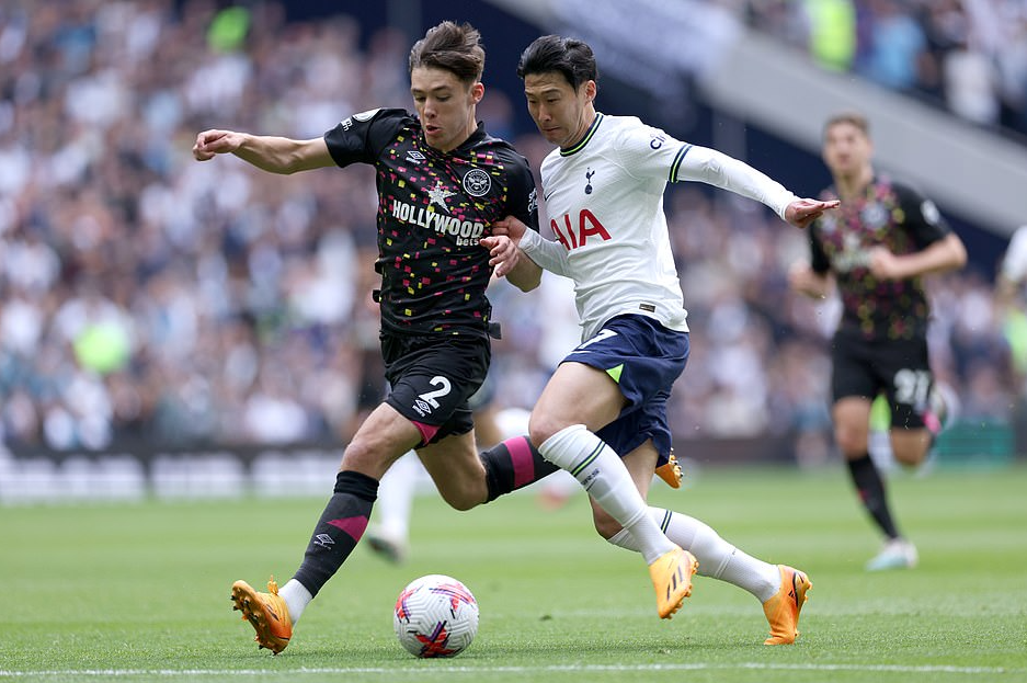 Thua thảm  Brentford sân nhà, Tottenham tan giấc mơ Top 6