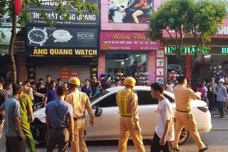 Xe đi&ecirc;n g&acirc;y tai nạn li&ecirc;n ho&agrave;n khiến 4 người bị thương - Ảnh 2.