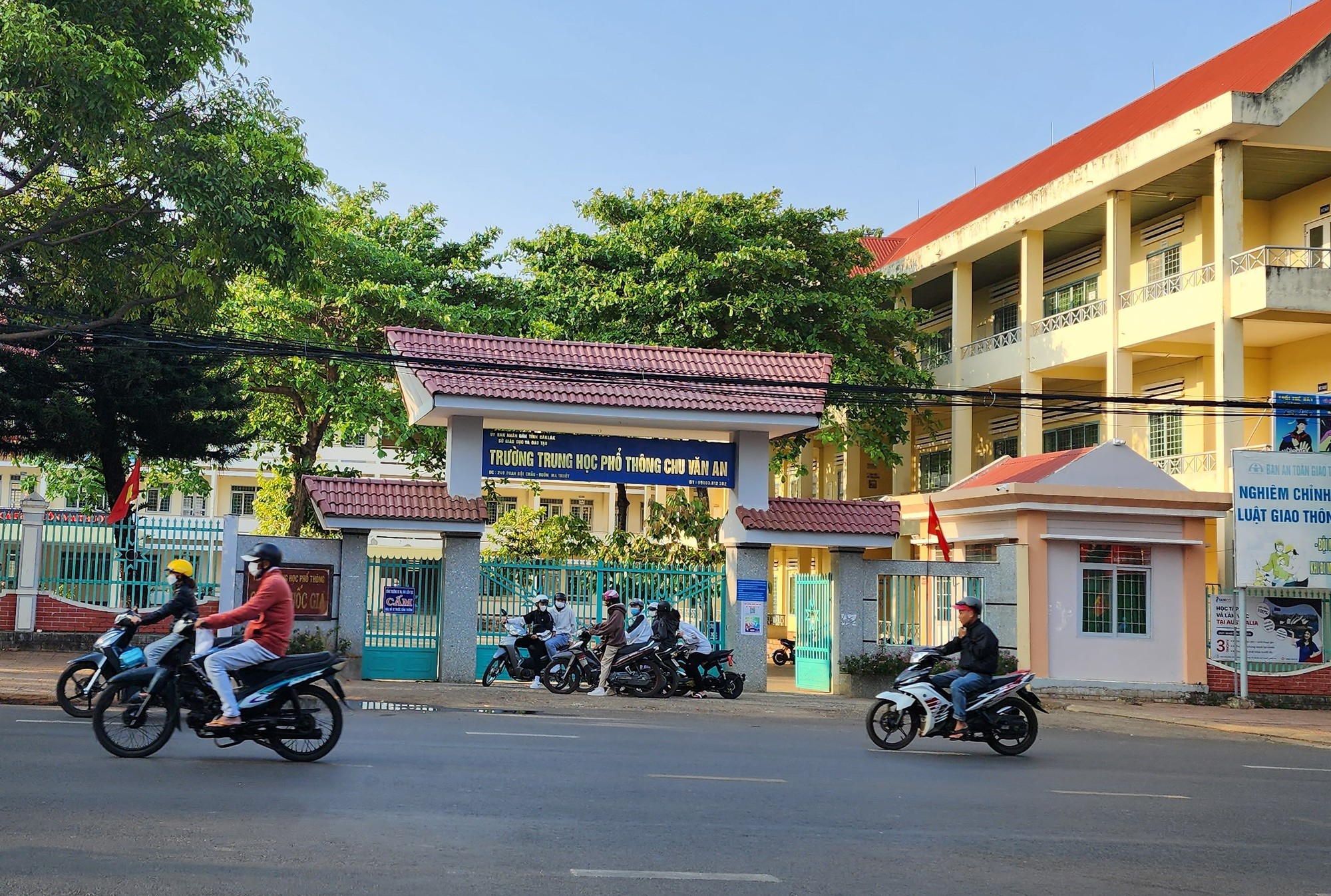 Nữ hiệu trưởng trường "nổi tiếng" ở Đắk Lắk nói gì về việc "bịa chuyện"?