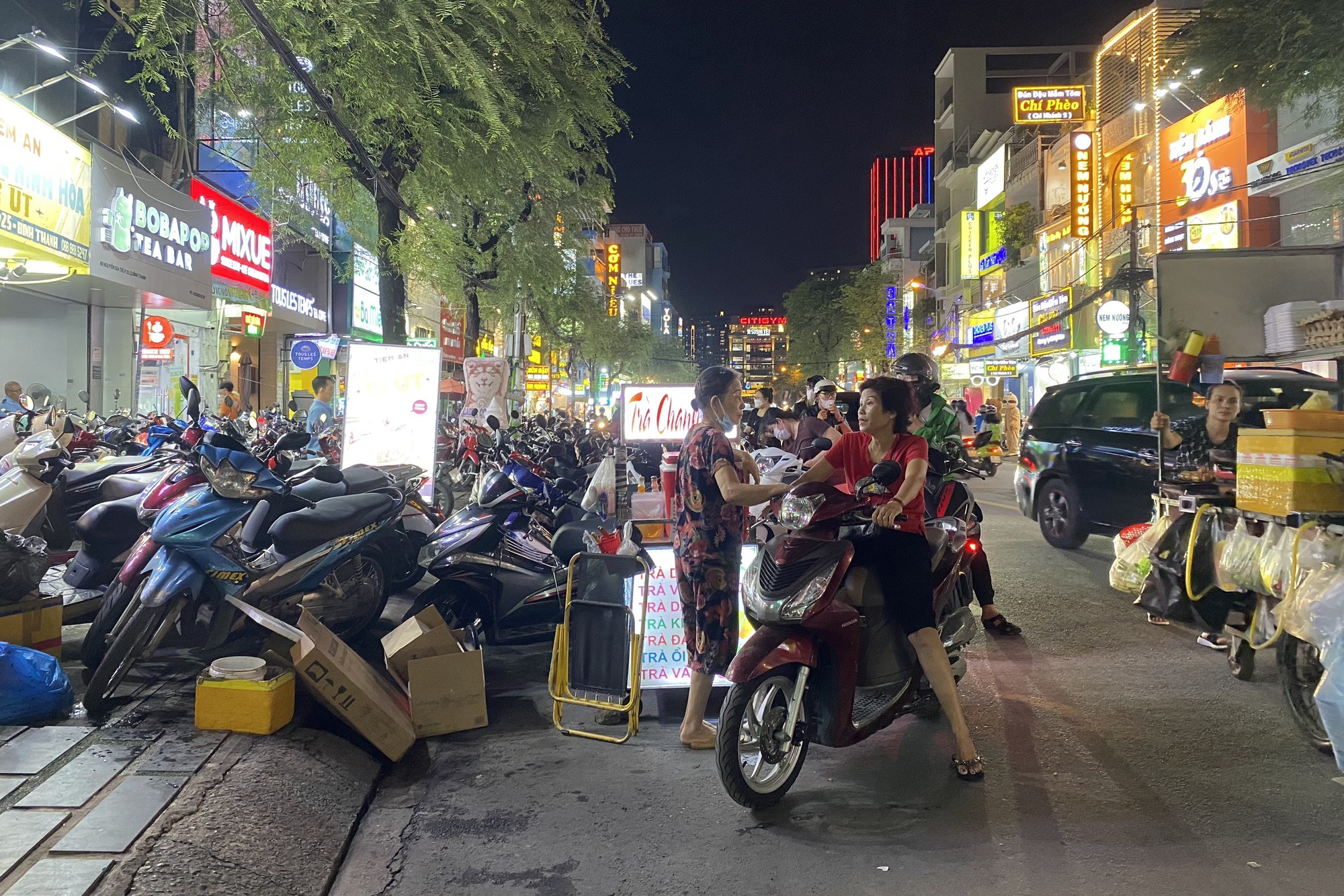 Sau tối hậu thư xử lý trách nhiệm người đứng đầu, vỉa hè TP HCM ra sao? - Ảnh 3.