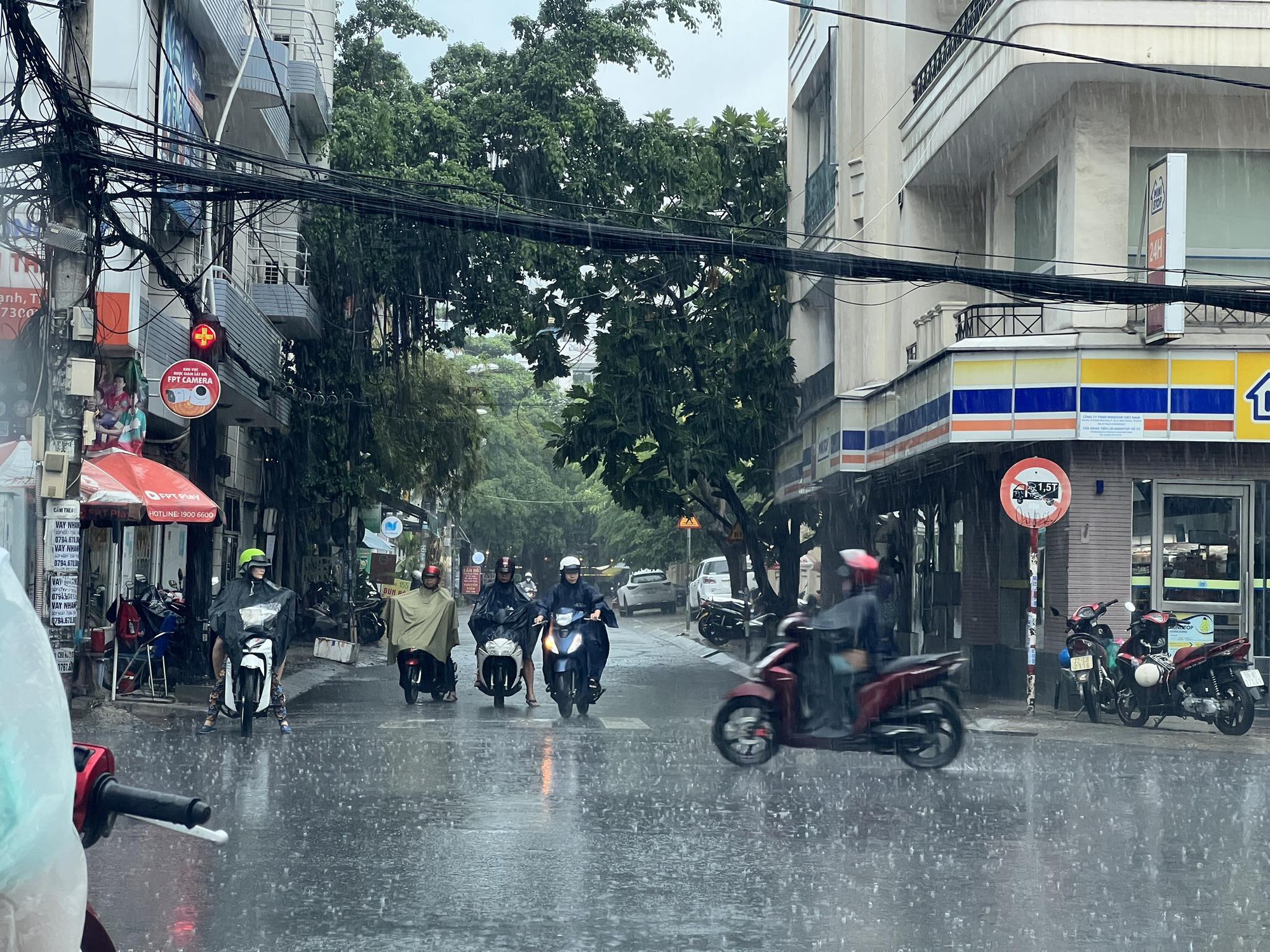 Mưa lớn giải nhiệt trút xuống giữa trưa, nhiều tuyến đường ở TP HCM ngập - Ảnh 1.