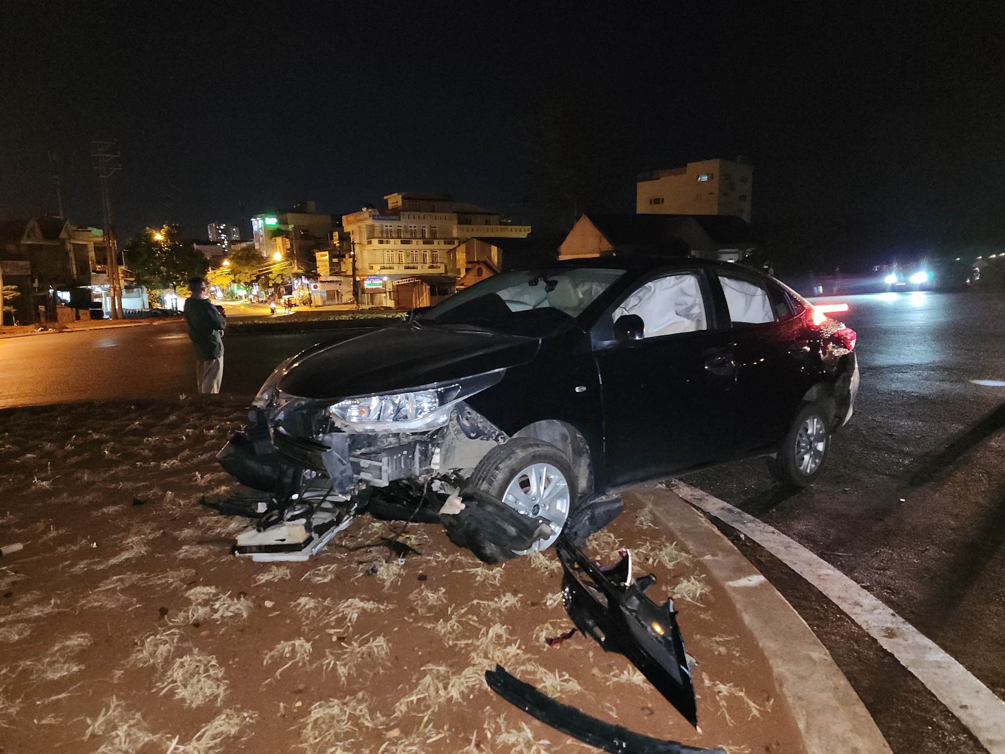 Xe con t&ocirc;ng b&ugrave;ng binh, 2 người thương vong - Ảnh 1.