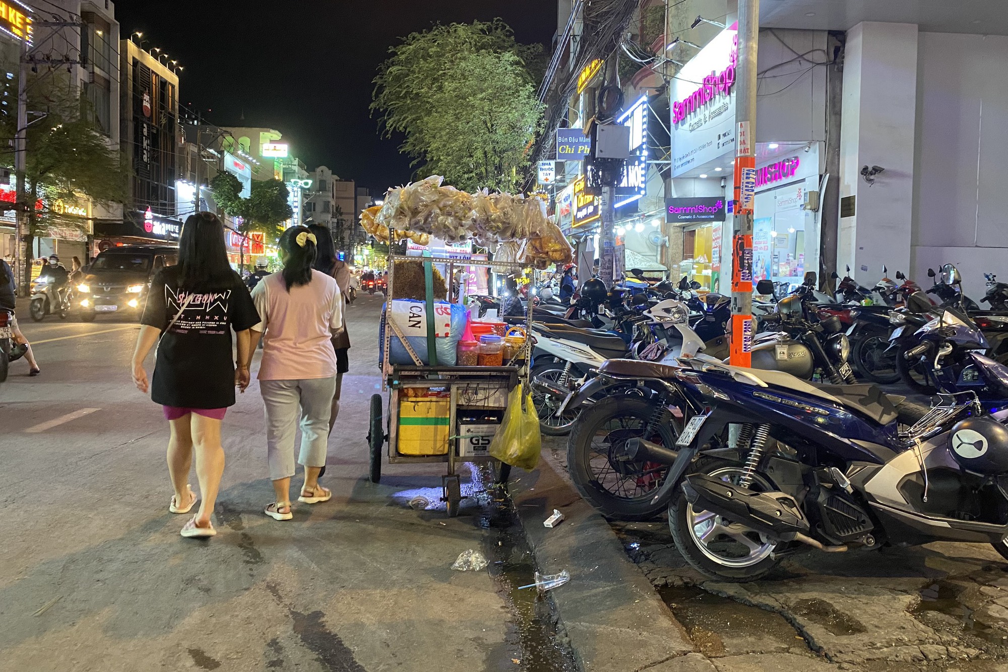 Sau tối hậu thư xử lý trách nhiệm người đứng đầu, vỉa hè TP HCM ra sao? - Ảnh 4.