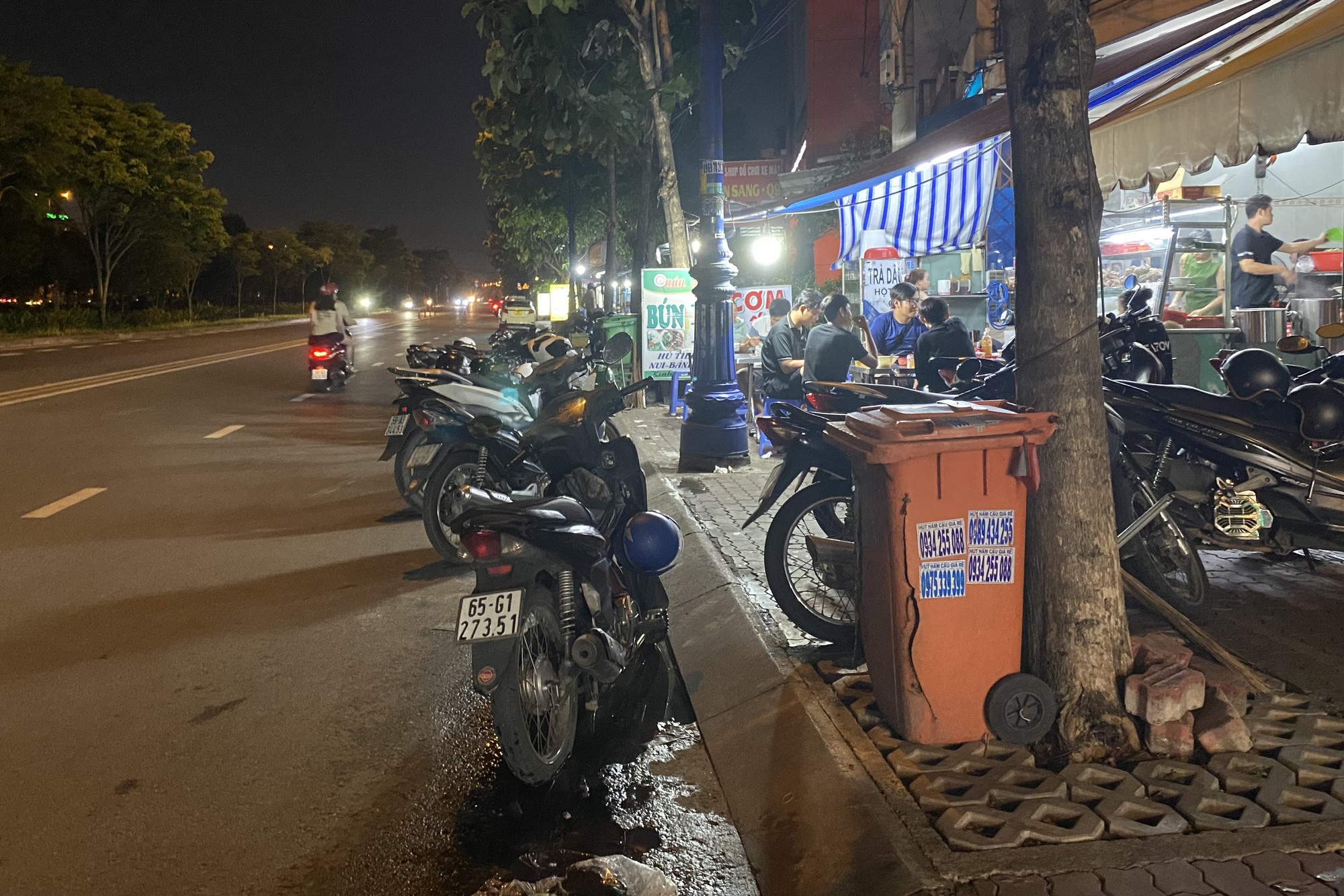 Sau tối hậu thư xử lý trách nhiệm người đứng đầu, vỉa hè TP HCM ra sao? - Ảnh 1.