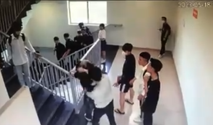 Nam sinh viên hành hung bạn đổ máu trong trường