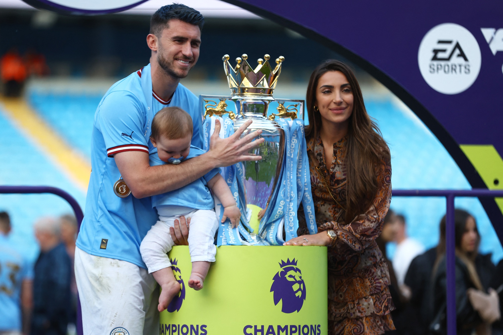 Ch&ugrave;m ảnh ng&agrave;y l&ecirc;n ng&ocirc;i v&ocirc; địch Ngoại hạng Anh của Man City - Ảnh 13.