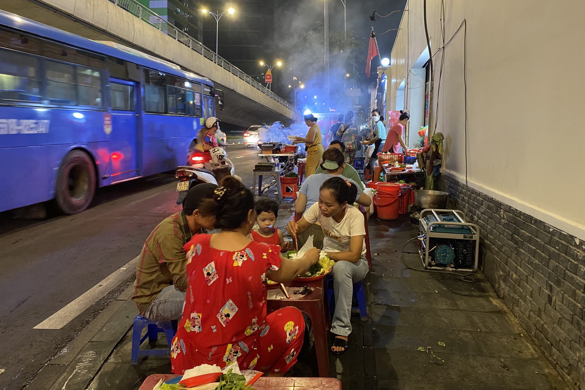 Sau tối hậu thư xử lý trách nhiệm người đứng đầu, vỉa hè TP HCM ra sao? - Ảnh 8.