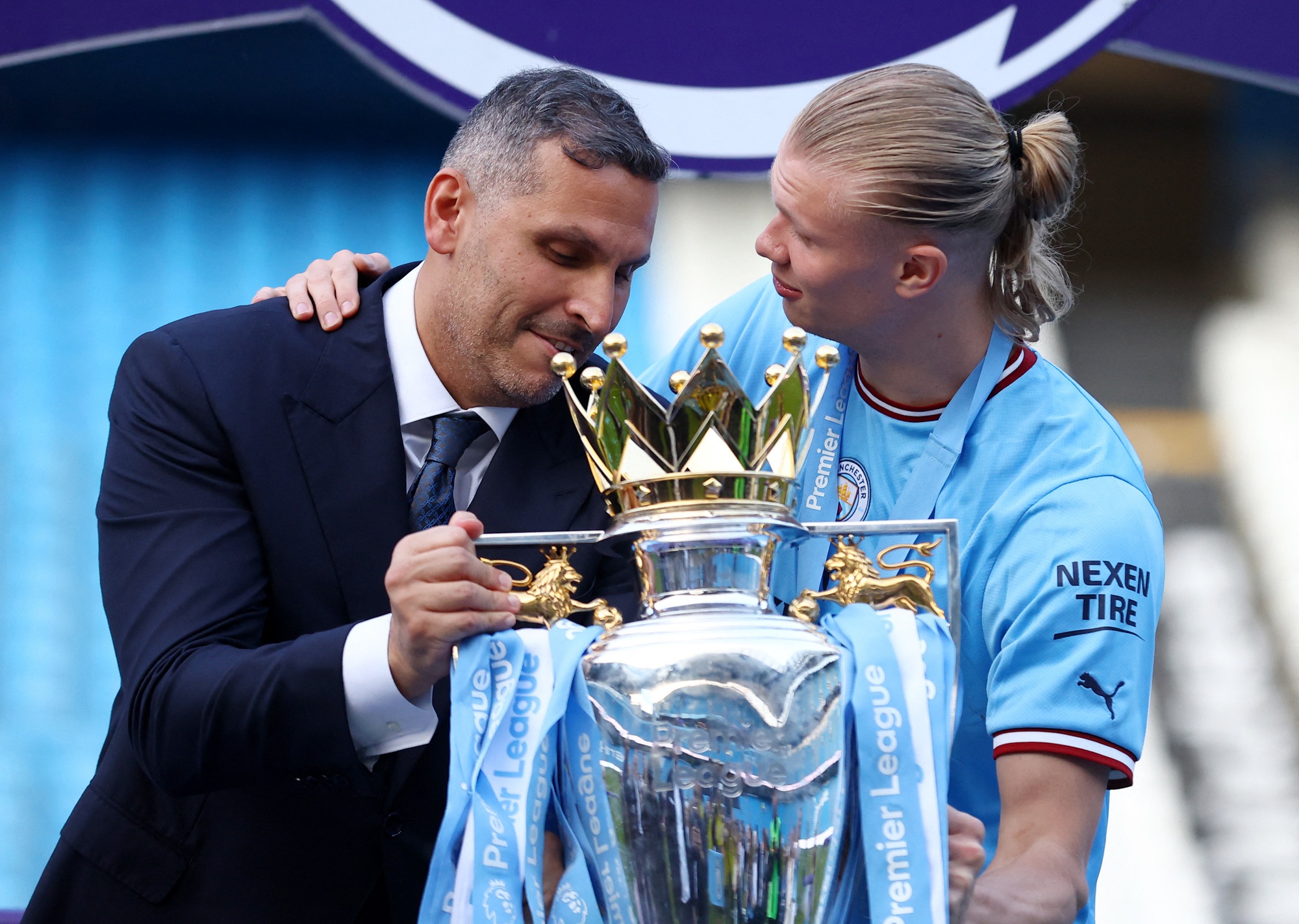 Ch&ugrave;m ảnh ng&agrave;y l&ecirc;n ng&ocirc;i v&ocirc; địch Ngoại hạng Anh của Man City - Ảnh 14.