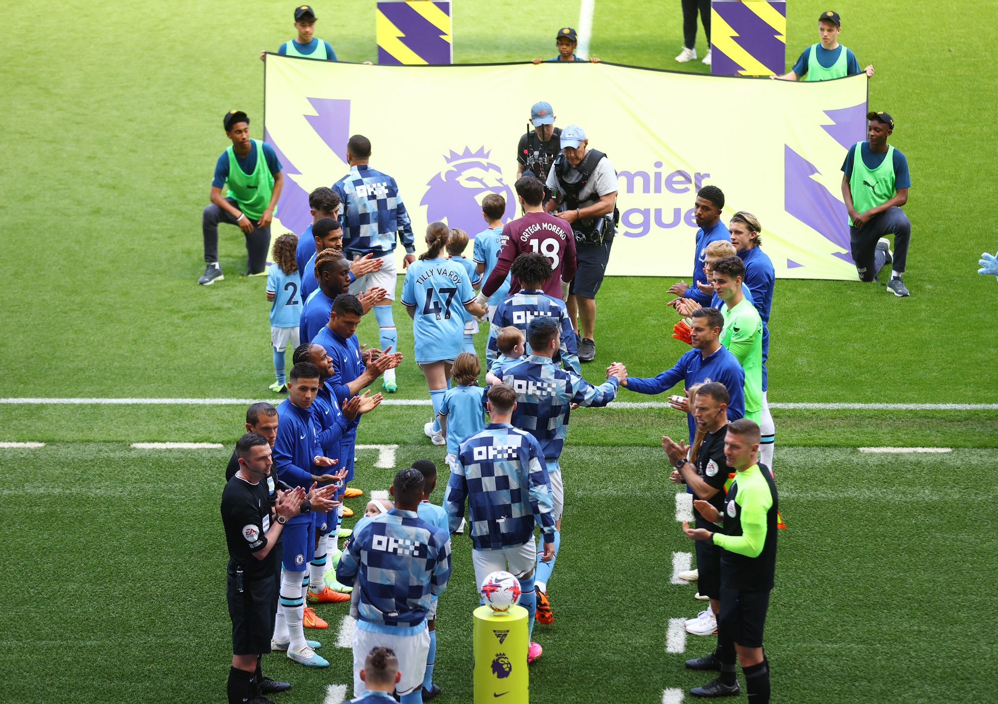 Ch&ugrave;m ảnh ng&agrave;y l&ecirc;n ng&ocirc;i v&ocirc; địch Ngoại hạng Anh của Man City - Ảnh 1.