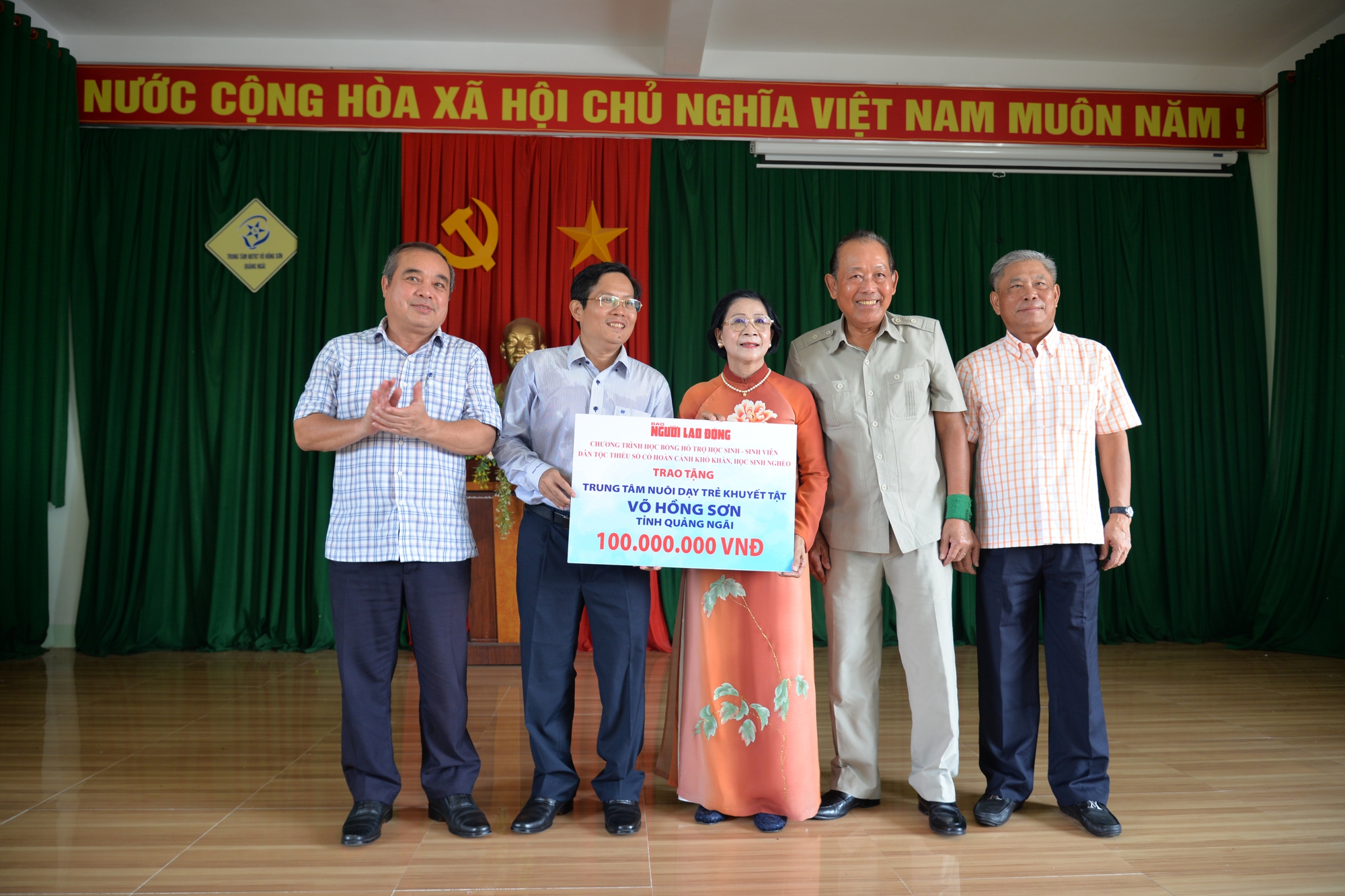 Trao tặng 100 triệu đồng cho Trung tâm Nuôi dạy trẻ khuyết tật Võ Hồng Sơn