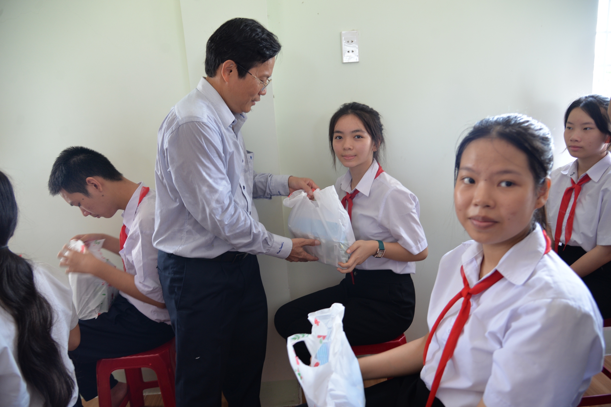 Trao tặng 100 triệu đồng cho Trung t&acirc;m Nu&ocirc;i dạy trẻ khuyết tật V&otilde; Hồng Sơn - Ảnh 3.