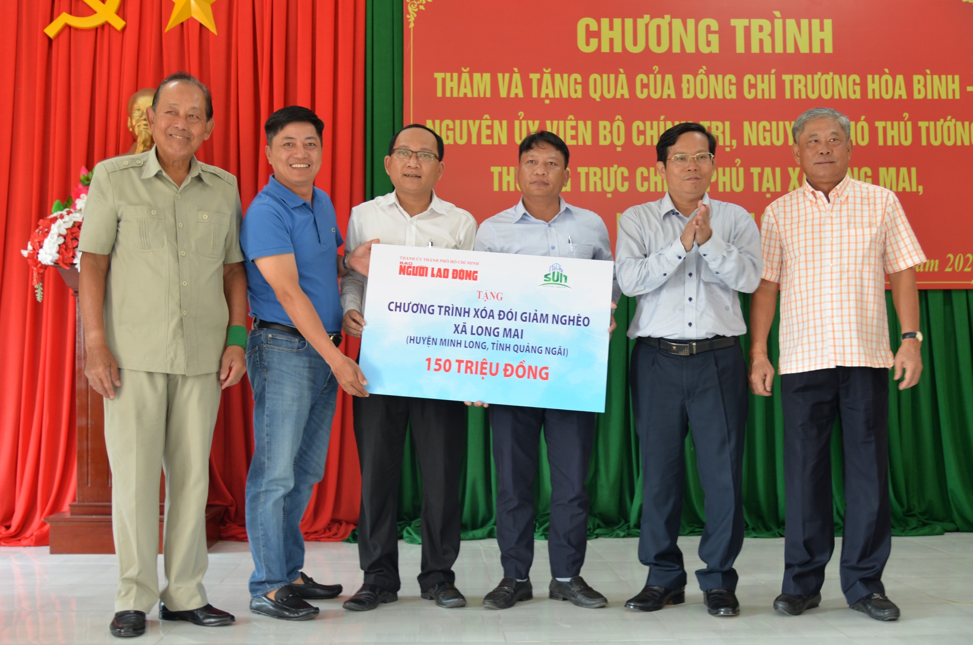 Trao 300 triệu đồng hỗ trợ người dân 2 xã khó khăn ở Quảng Ngãi
