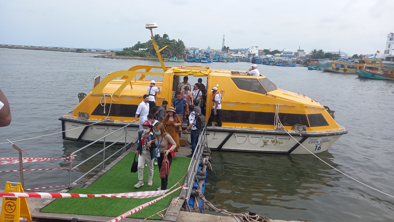 Phú Quốc: Doanh thu từ dịch vụ du lịch đạt cao - Ảnh 3.