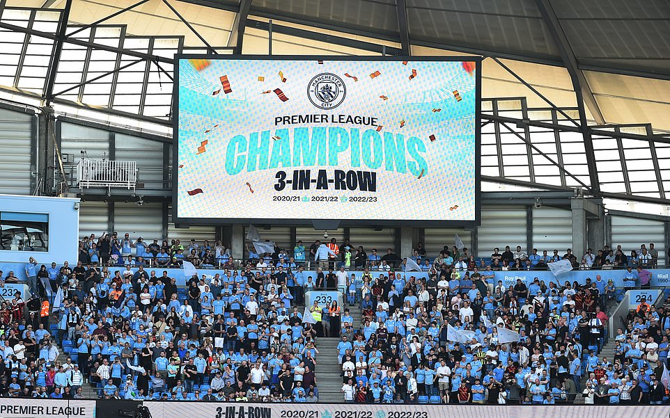 Ch&ugrave;m ảnh ng&agrave;y l&ecirc;n ng&ocirc;i v&ocirc; địch Ngoại hạng Anh của Man City - Ảnh 6.