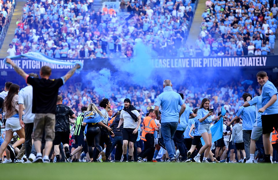 Ch&ugrave;m ảnh ng&agrave;y l&ecirc;n ng&ocirc;i v&ocirc; địch Ngoại hạng Anh của Man City - Ảnh 7.
