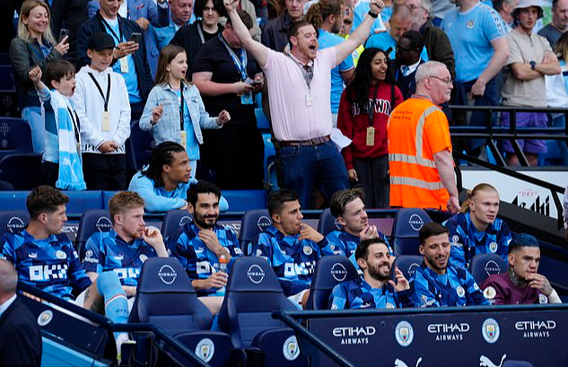Ch&ugrave;m ảnh ng&agrave;y l&ecirc;n ng&ocirc;i v&ocirc; địch Ngoại hạng Anh của Man City - Ảnh 2.