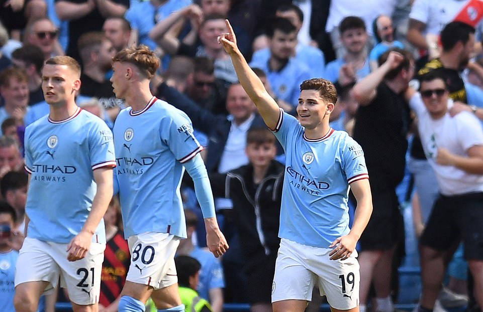 Ch&ugrave;m ảnh ng&agrave;y l&ecirc;n ng&ocirc;i v&ocirc; địch Ngoại hạng Anh của Man City - Ảnh 8.