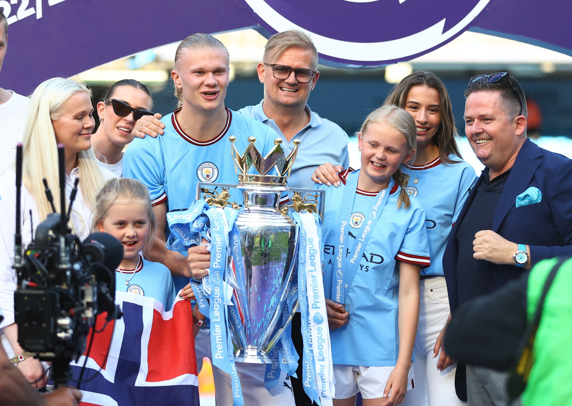 Ch&ugrave;m ảnh ng&agrave;y l&ecirc;n ng&ocirc;i v&ocirc; địch Ngoại hạng Anh của Man City - Ảnh 12.