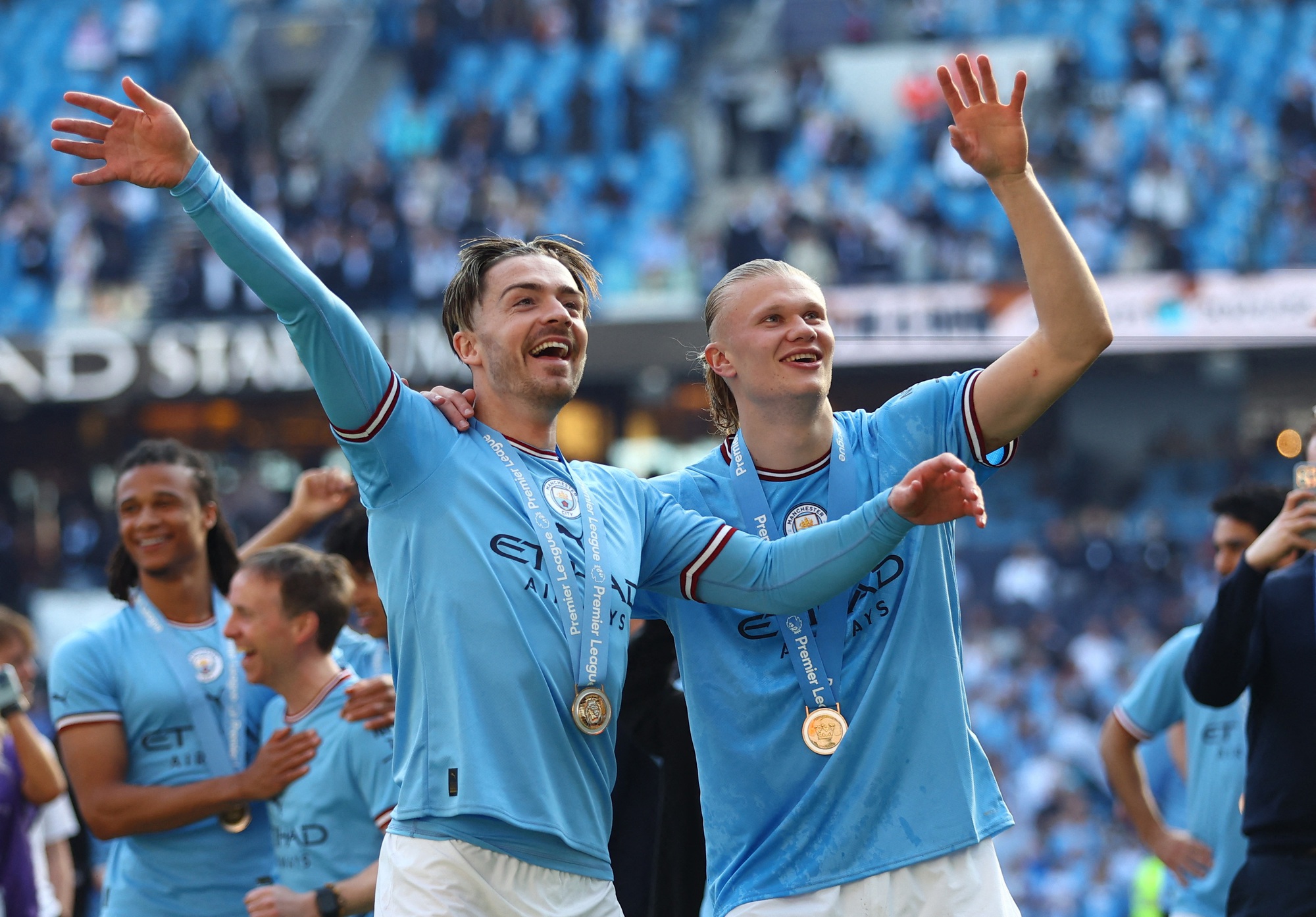 Ch&ugrave;m ảnh ng&agrave;y l&ecirc;n ng&ocirc;i v&ocirc; địch Ngoại hạng Anh của Man City - Ảnh 16.