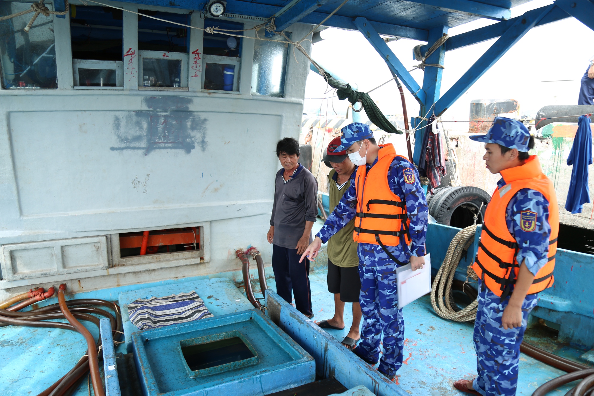 Cảnh sát biển 4 phát hiện tàu vận chuyển 30.000 lít dầu trái phép