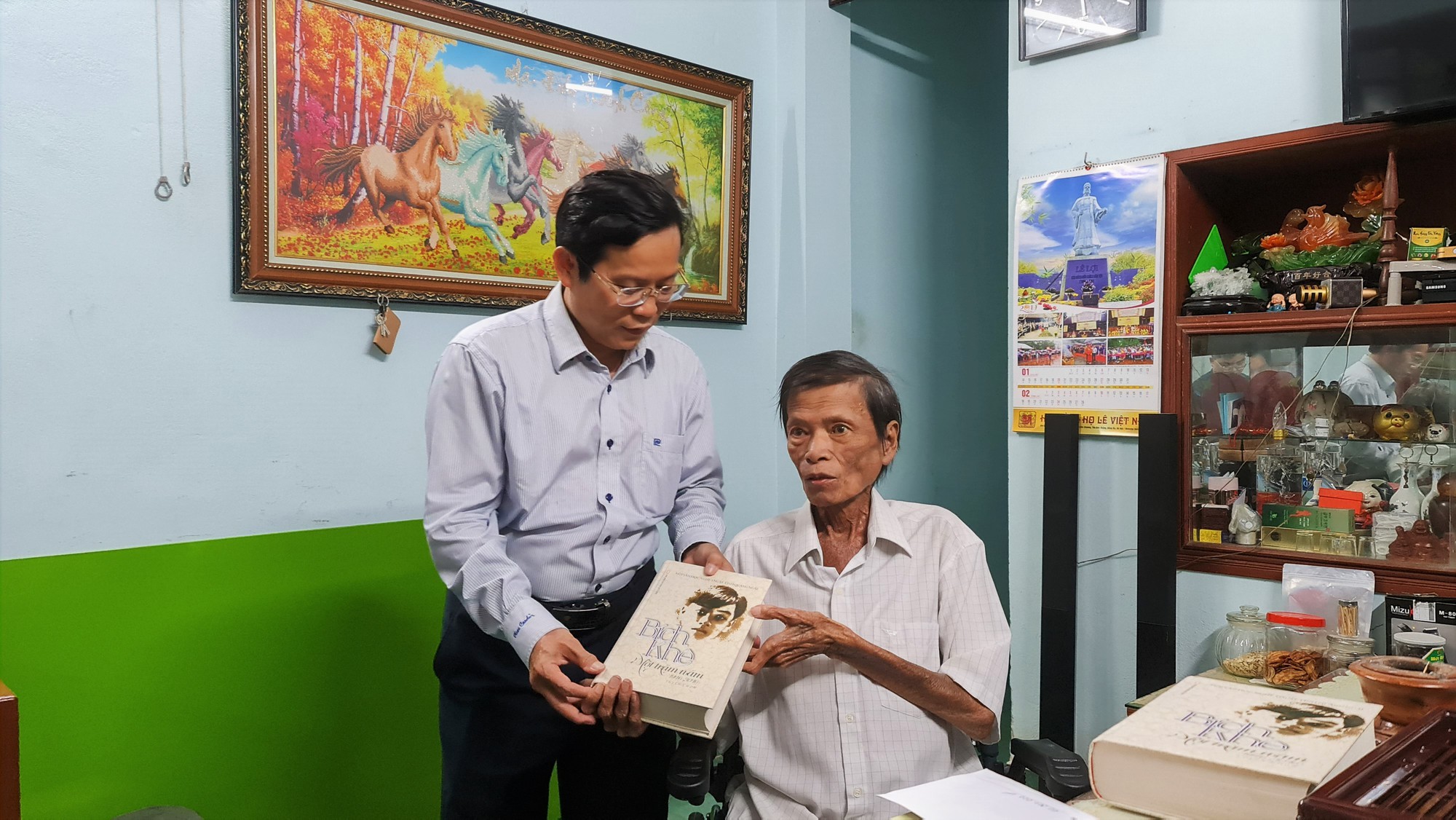 &ldquo;Mai v&agrave;ng tri &acirc;n&rdquo; thăm nguy&ecirc;n l&atilde;nh đạo Hội Văn học nghệ thuật Quảng Ng&atilde;i c&aacute;c thời kỳ - Ảnh 4.