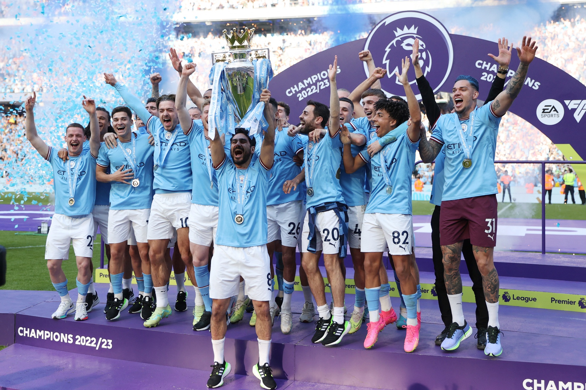 Chùm ảnh ngày lên ngôi vô địch Ngoại hạng Anh của Man City
