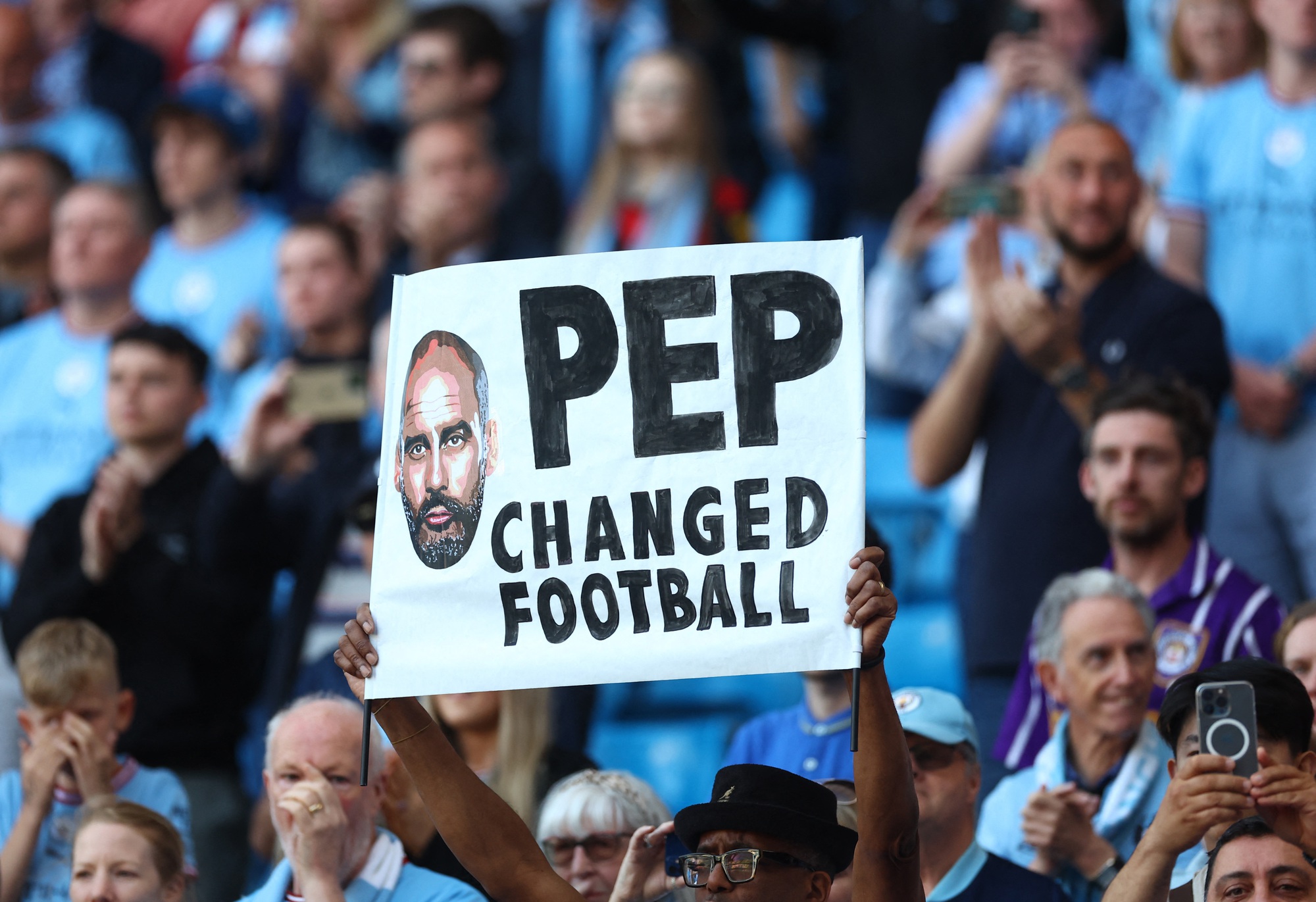 Pep Guardiola: Người l&agrave;m thay đổi b&oacute;ng đ&aacute; Anh  - Ảnh 1.