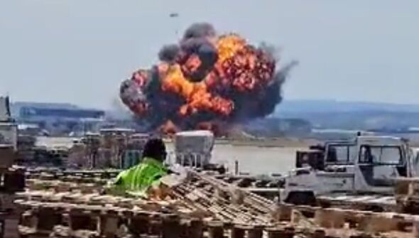 Tiêm kích F-18 nổ như cầu lửa sau khi lao xuống gần đường cao tốc
