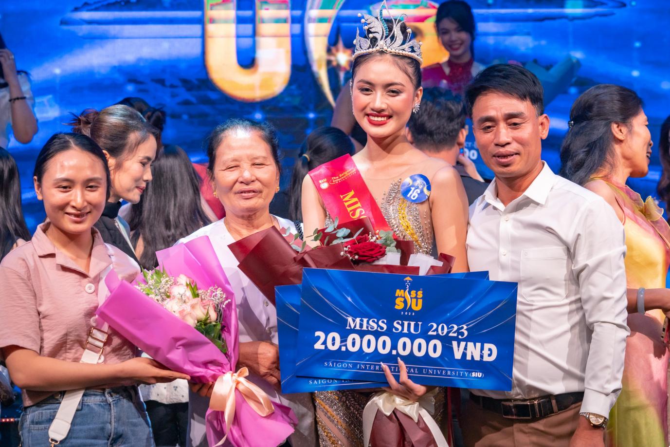 Phạm Thị Quỳnh Như đăng quang Hoa khôi Đại học quốc tế Sài Gòn