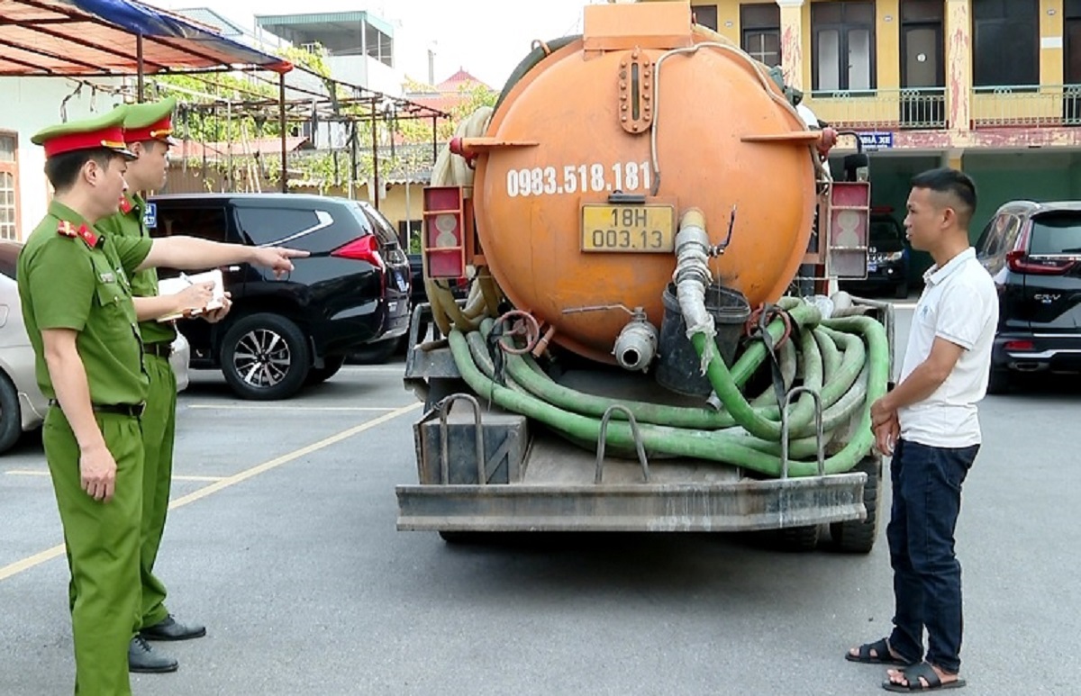 H&uacute;t bể phốt ở tỉnh m&igrave;nh, mang qua tỉnh kh&aacute;c đổ trộm - Ảnh 1.