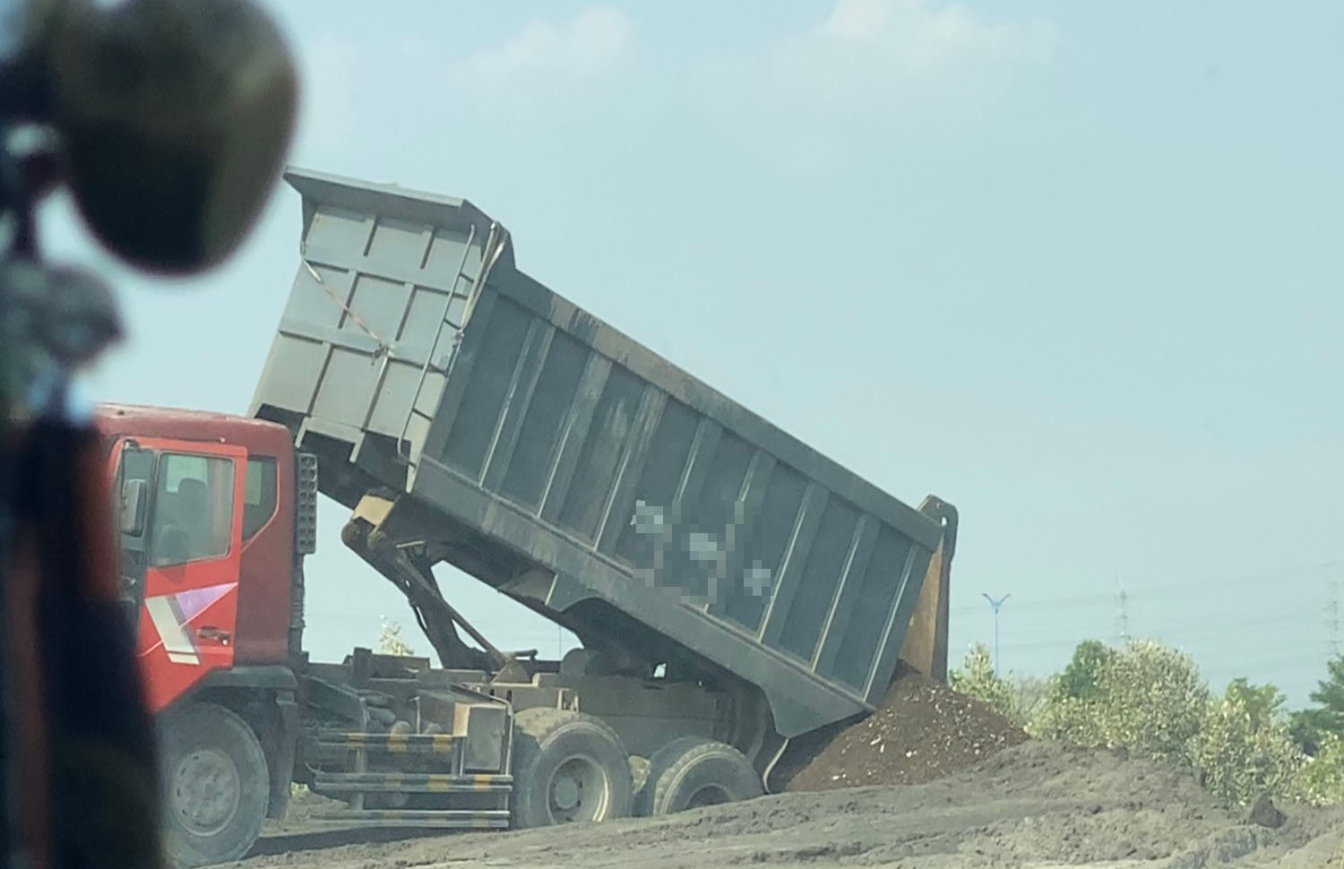 Đủ trò đầu độc môi trường - Ảnh 3.
