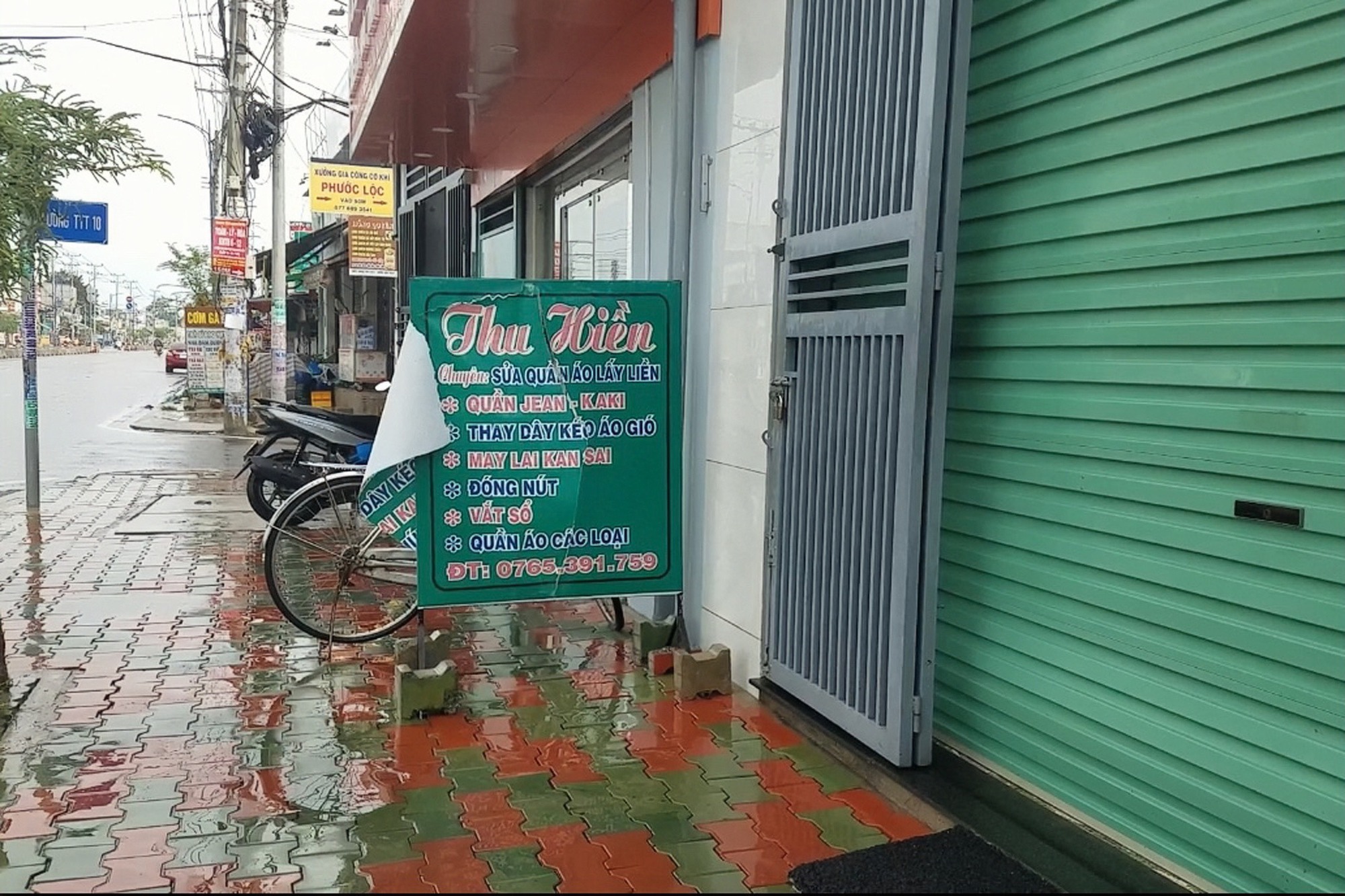 CLIP: Thanh niên cầm hung khí có cán và lưỡi dài đi đập phá ở TP HCM - Ảnh 1.