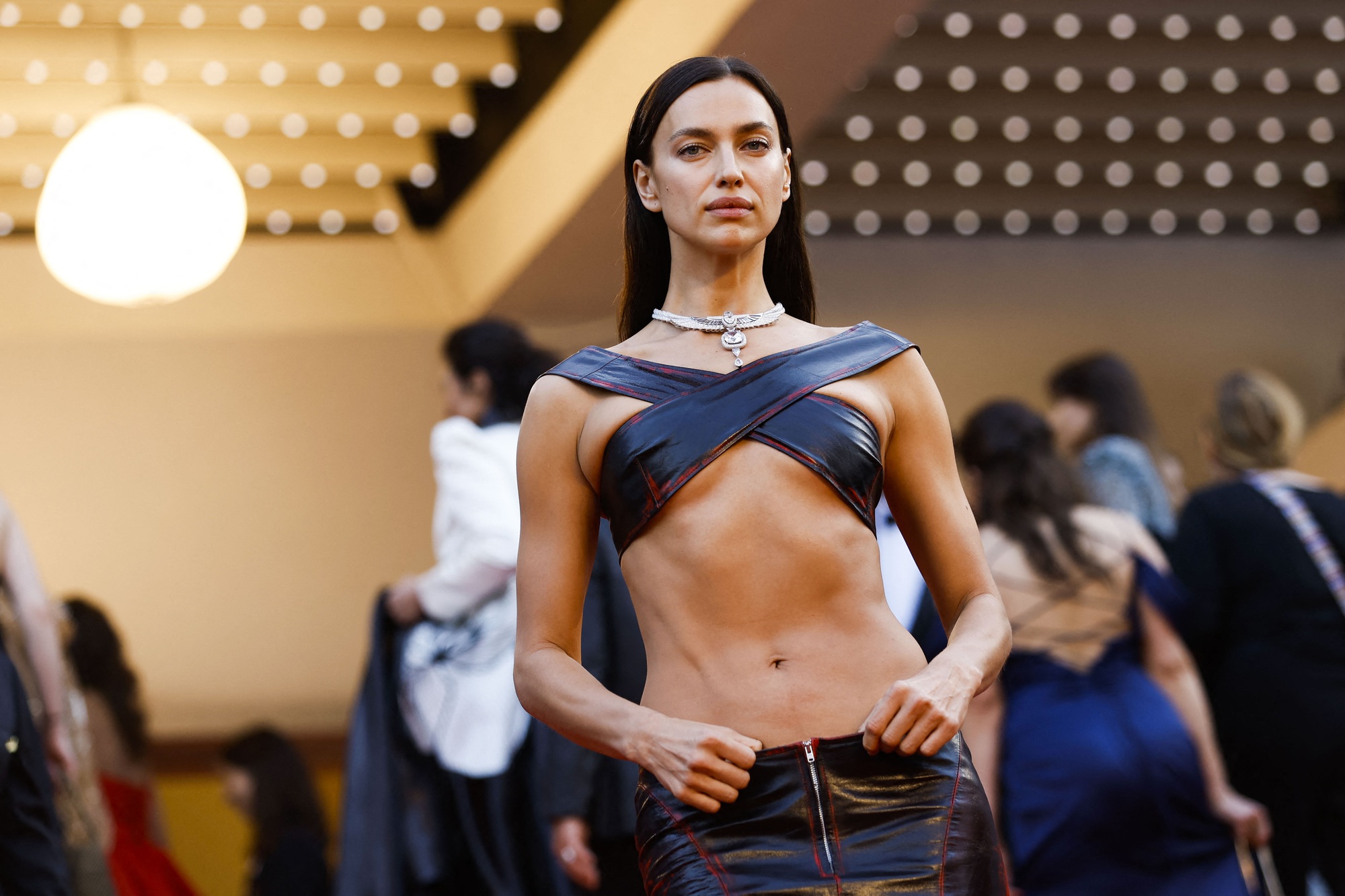Siêu mẫu Irina Shayk hở bạo trên thảm đỏ