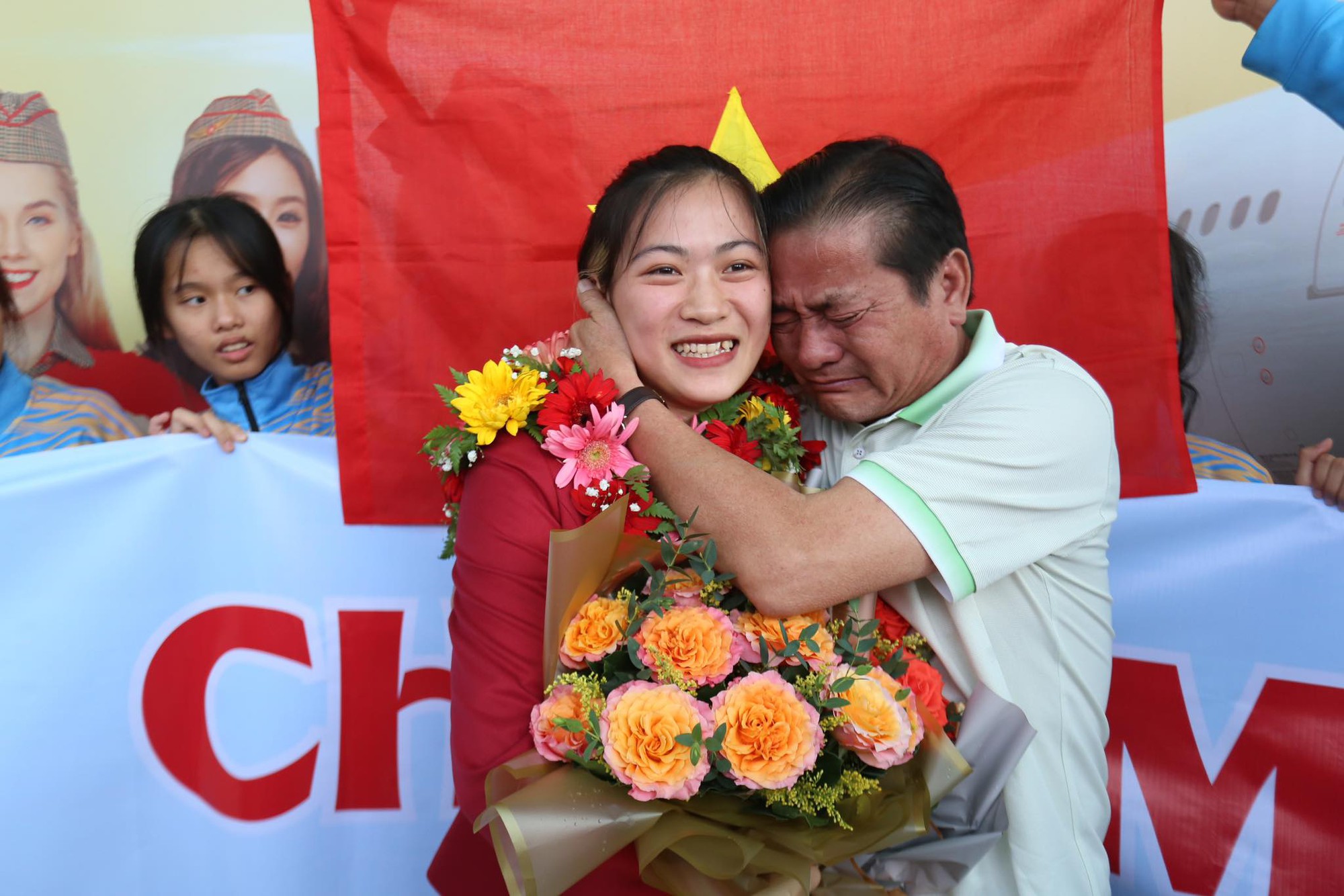 Giám đốc sở VH-TT-DL ôm VĐV Lê Thị Nhi nức nở