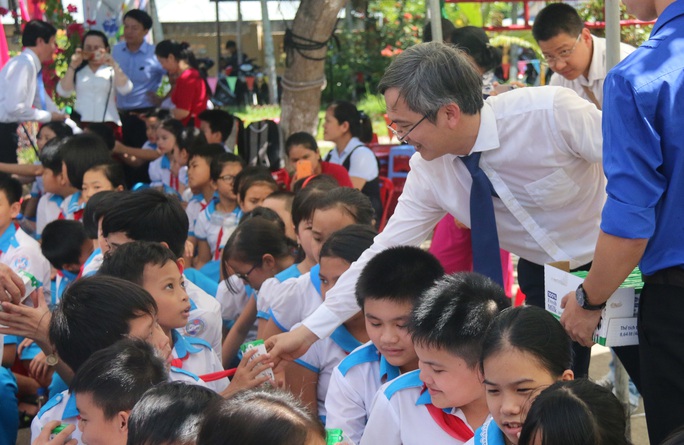 Ngành giáo dục chậm đấu thầu, học sinh Quảng Nam chưa được uống sữa học đường
