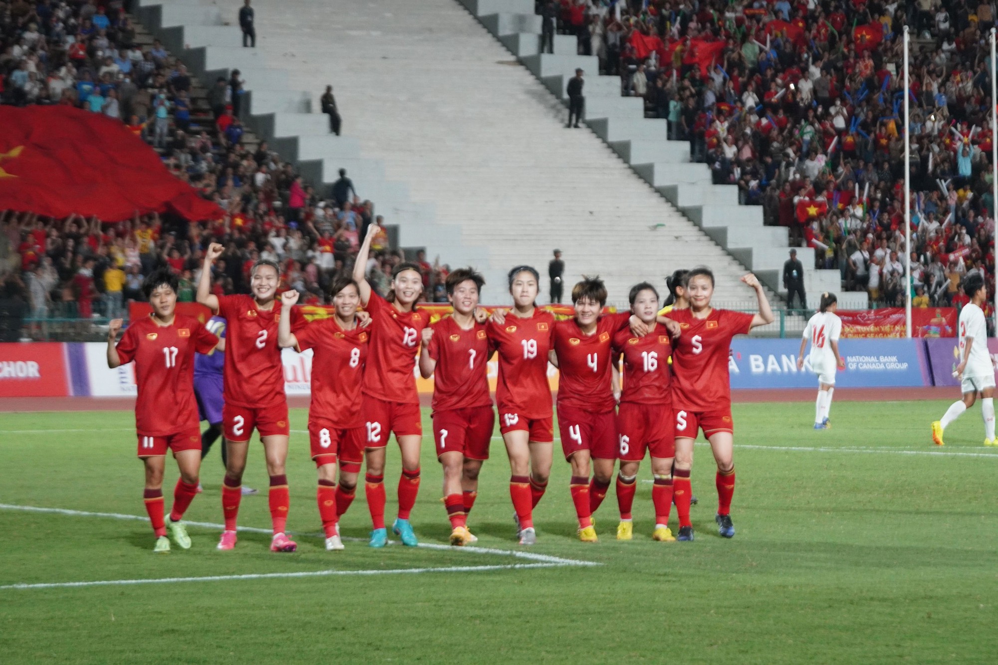 Thể thao Việt Nam nhìn từ SEA Games 32 (*): Bóng đá - hai nửa buồn vui