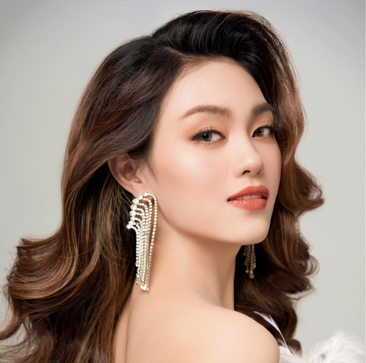 Minh Khuê ngồi giám khảo bất ngờ khoe giọng hát