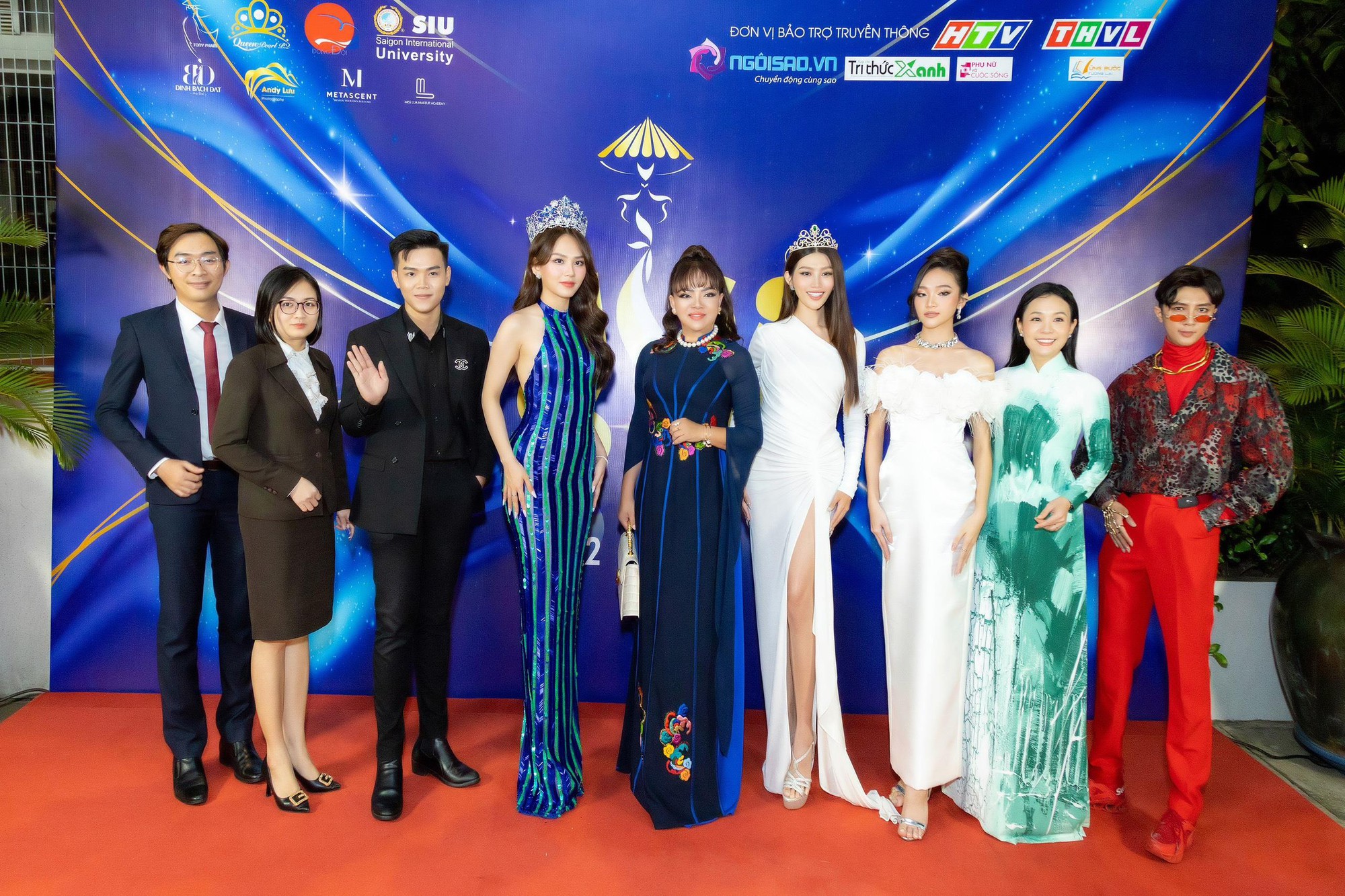 Bà Hồ Thị Thanh Hương trao “viên ngọc biển cả” đến Miss SIU