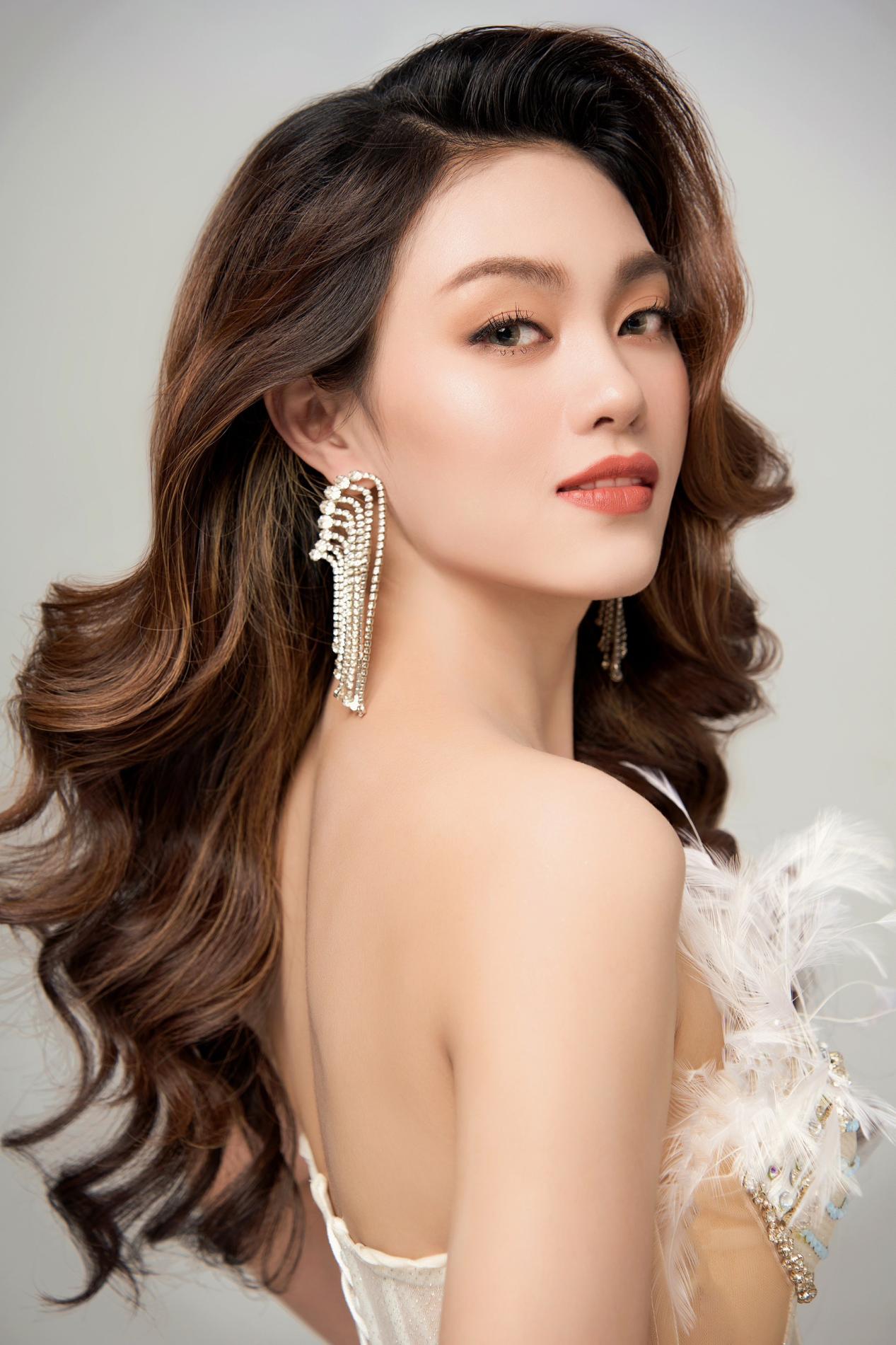 Minh Khu&ecirc; ngồi gi&aacute;m khảo bất ngờ khoe giọng h&aacute;t - Ảnh 1.