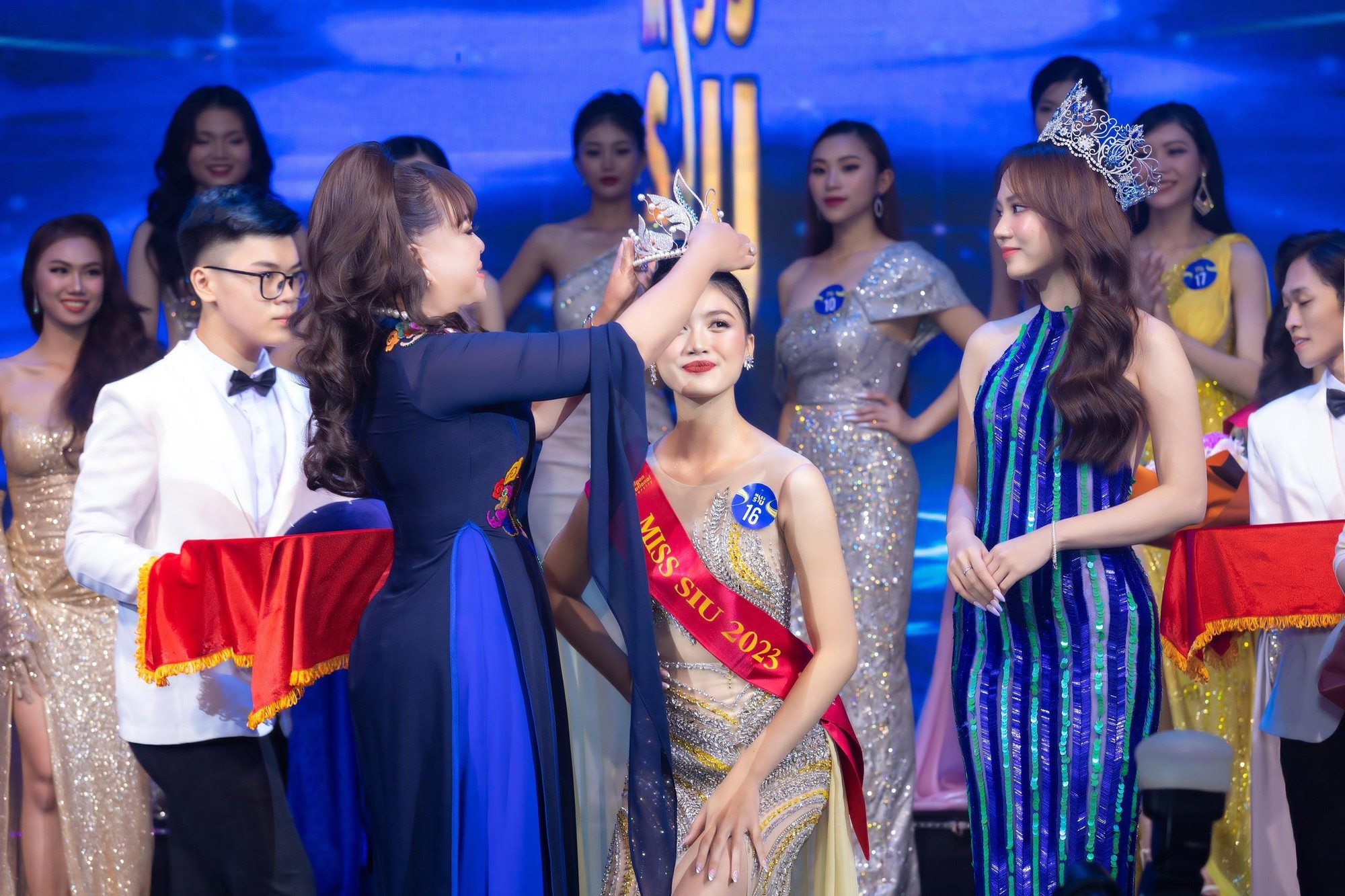 B&agrave; Hồ Thị Thanh Hương trao &ldquo;vi&ecirc;n ngọc biển cả&rdquo; đến Miss SIU - Ảnh 4.