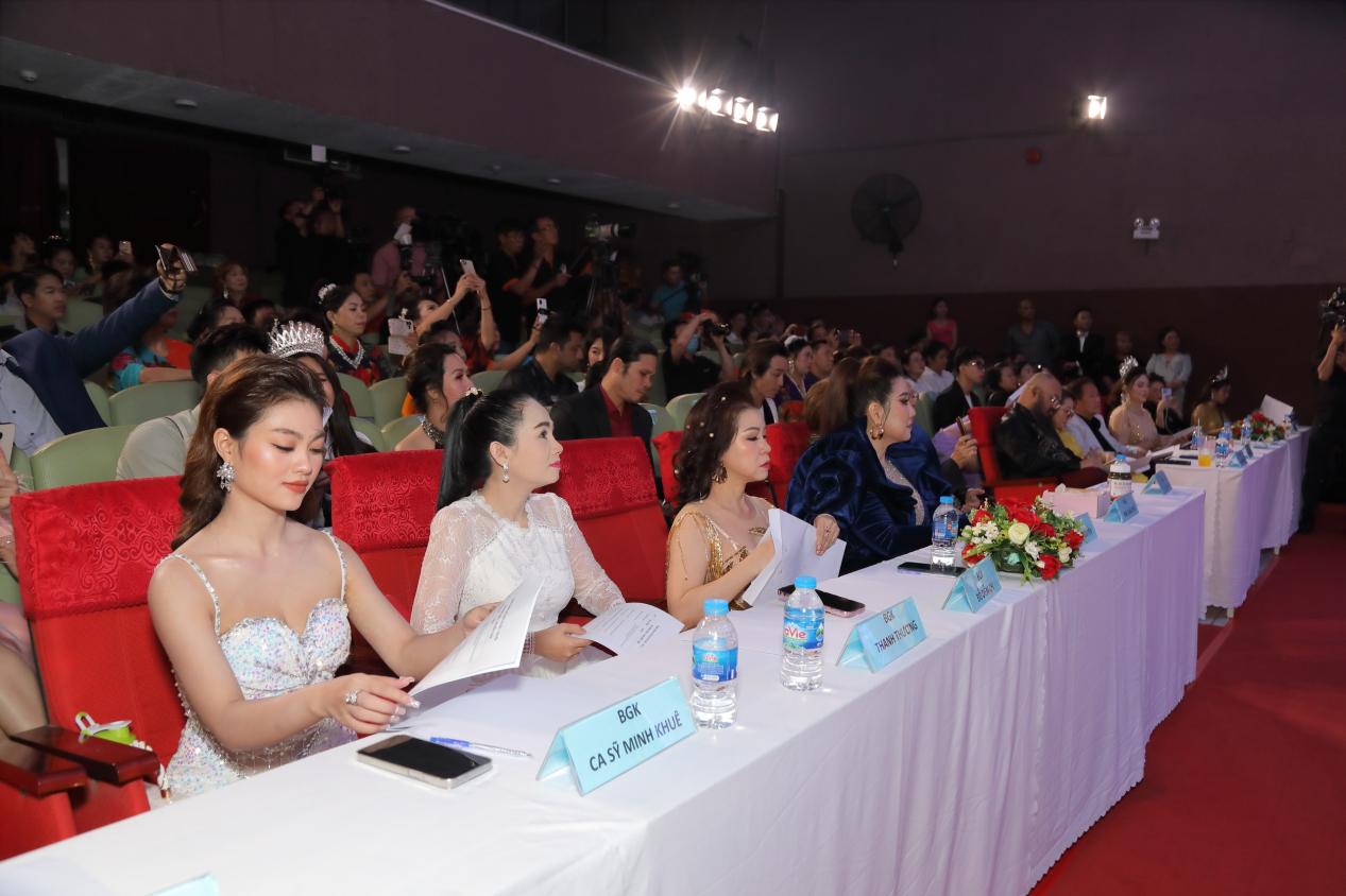 Minh Khu&ecirc; ngồi gi&aacute;m khảo bất ngờ khoe giọng h&aacute;t - Ảnh 4.