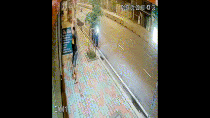 CLIP: Thanh ni&ecirc;n cầm hung kh&iacute; c&oacute; c&aacute;n v&agrave; lưỡi d&agrave;i đi đập ph&aacute; ở TP HCM
