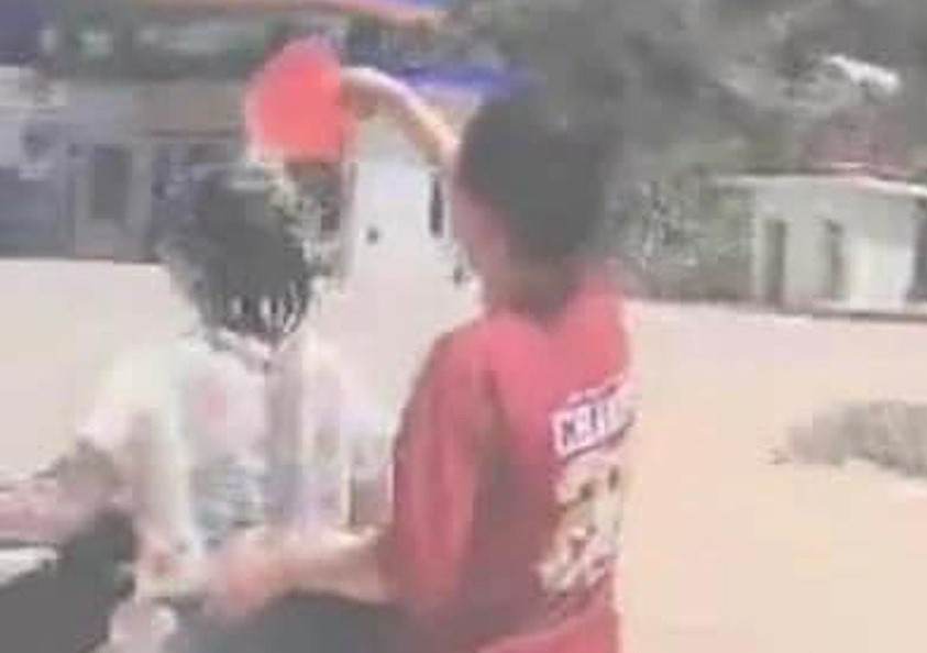 2 thiếu nữ vừa đi xe máy, vừa “tắm” trên đường