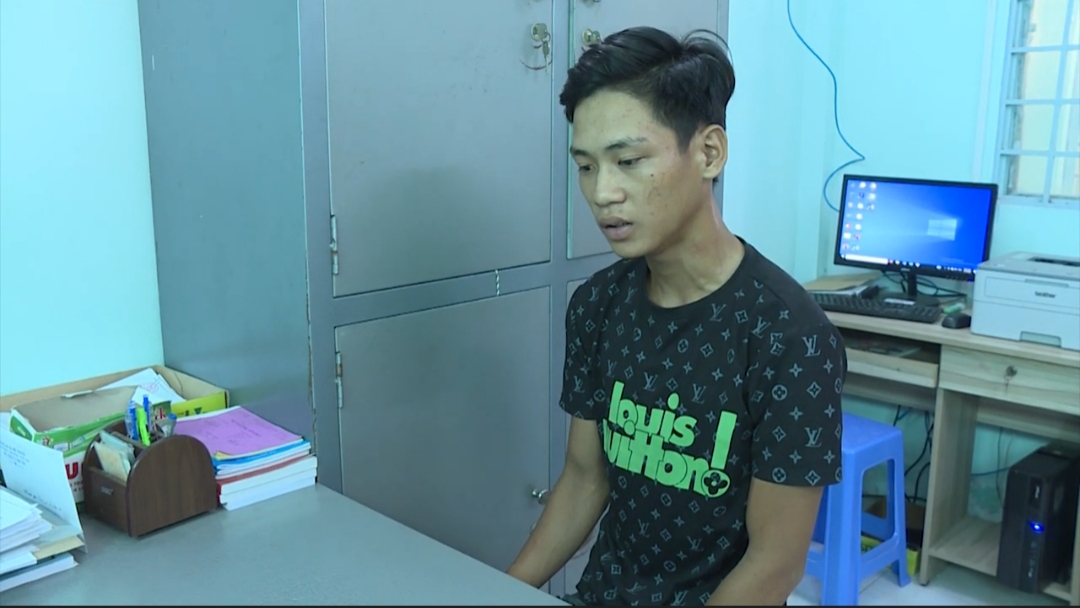 Bé gái rủ bạn trai tới nhà "làm chuyện người lớn" thì bị gia đình phát hiện