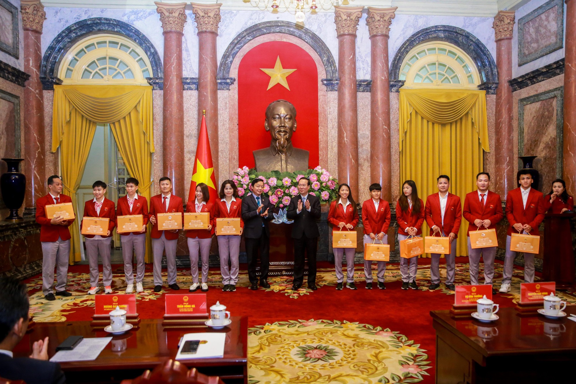 Chủ tịch nước V&otilde; Văn Thưởng trao Hu&acirc;n chương Lao động cho c&aacute;c HLV-VĐV xuất sắc - Ảnh 8.