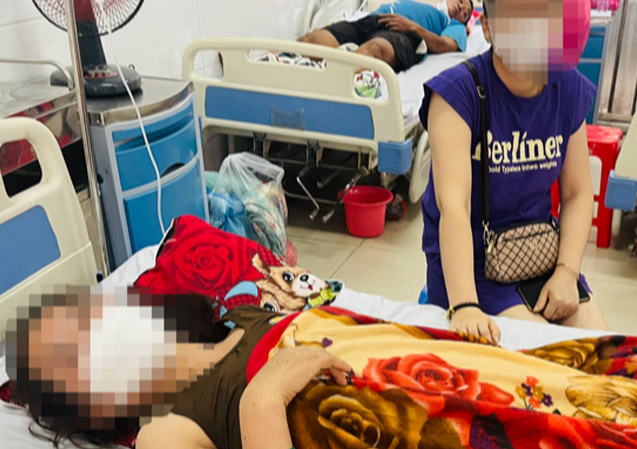 Người phụ nữ bị thang máy chuyển thức ăn rơi trúng đầu