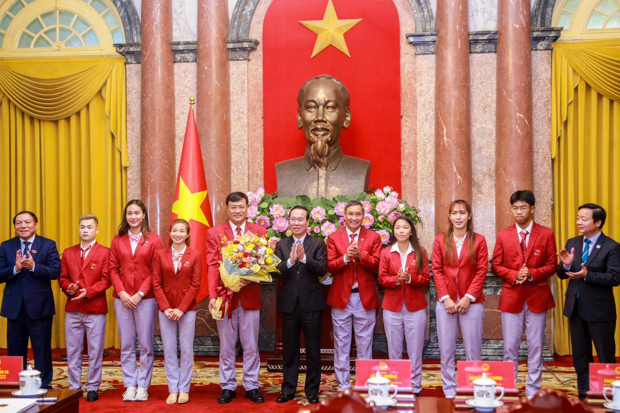 Chủ tịch nước V&otilde; Văn Thưởng trao Hu&acirc;n chương Lao động cho c&aacute;c HLV-VĐV xuất sắc - Ảnh 7.