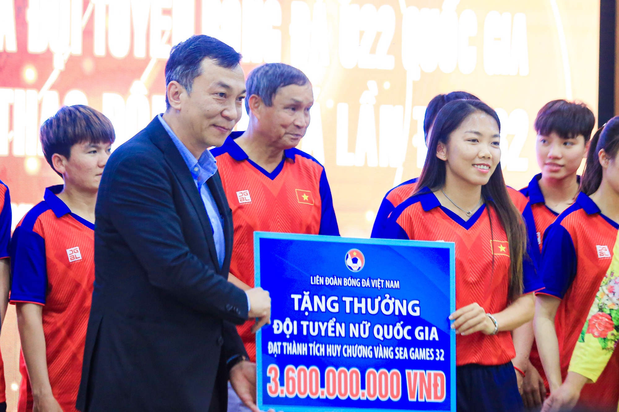 Đội tuyển b&oacute;ng đ&aacute; nữ nhận 5,6 tỉ đồng sau kỳ t&iacute;ch 4 lần li&ecirc;n tiếp v&ocirc; địch SEA Games - Ảnh 1.
